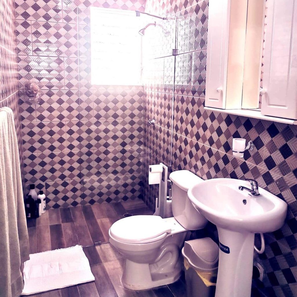 Baño moderno y limpio